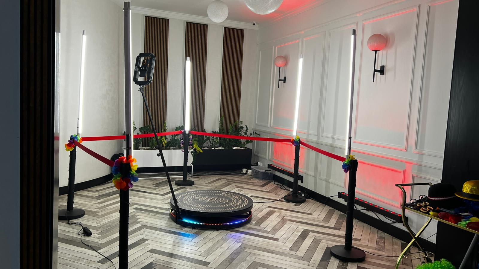 Fotobudka 360 gotowa na sali — wynajem foto budki 360 FotoIntro