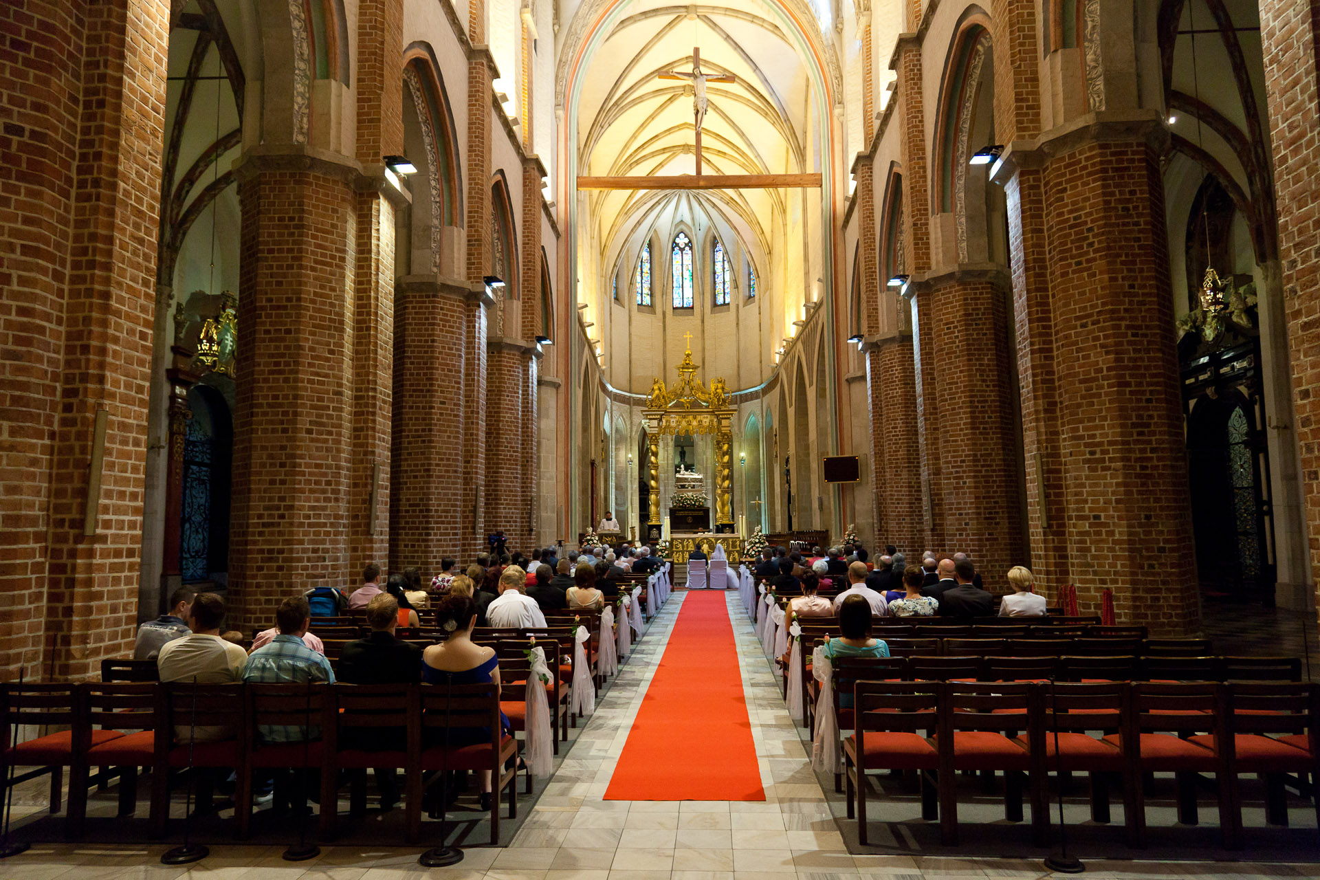 Ceremonia ślubna, przysięga i błogosławieństwo — sesja ślubna Gniezno i Poznań